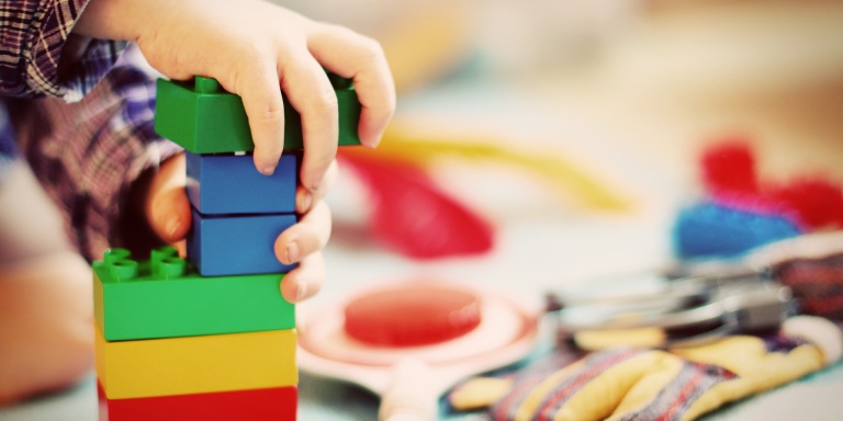 Kind spielt Lego